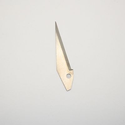 কাস্টম সিমেন্টেড টাংস্টেন কার্বাইড অ্যালোয় ত্রিভুজ একক ছিদ্র পজিশনিং ব্লেড ফ্যাব্রিক ফিল্ম স্লিটিং শিল্প মেশিন ছুরি